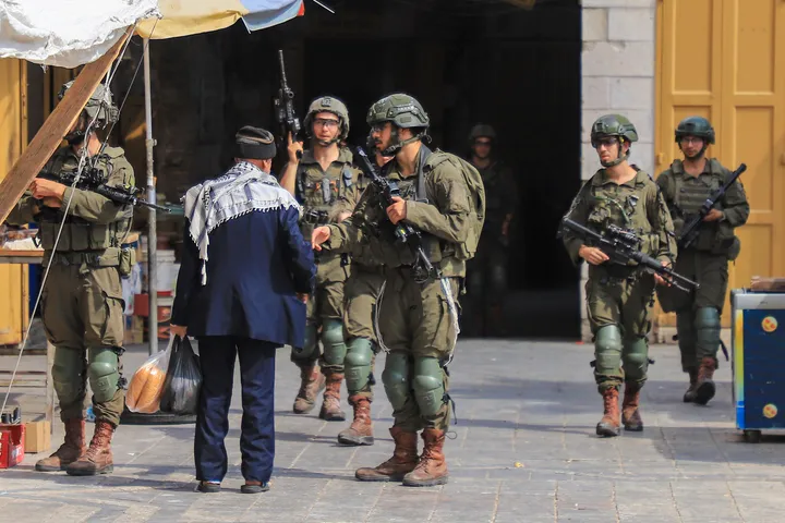 إصابات جراء اعتداءات للمستوطنين في الضفة وجيش الاحتلال يقتحم قرى ويعتقل فلسطينيين