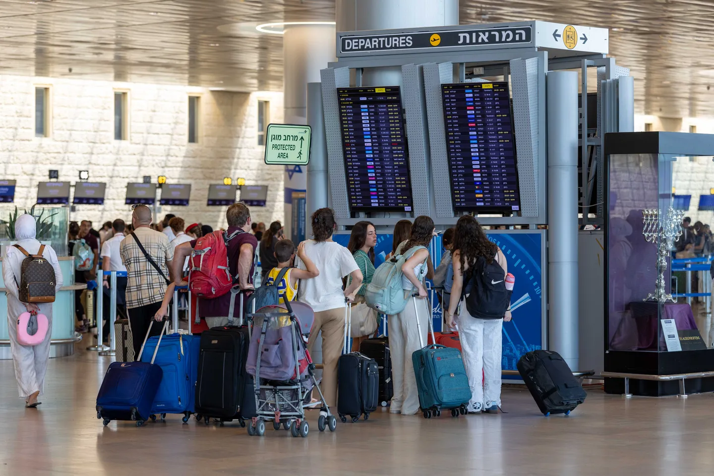 בנתב"ג הושגו הבנות בין ההנהלה לעובדים, אך העיכובים נמשכים