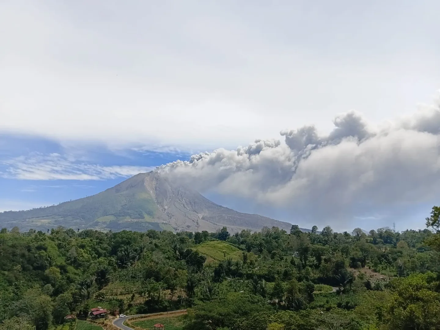 Status Gunung Sinabung naik ke Level III Siaga, 21 penerbangan di Kualanamu dibatalkan
