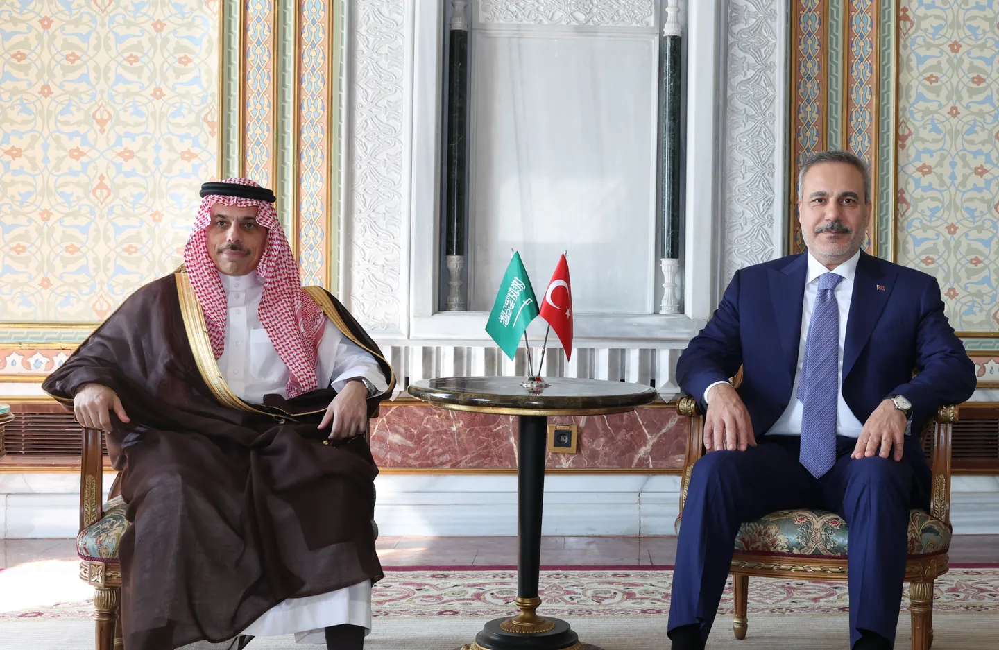 فيدان يبحث مع بن فرحان الأمن الإقليمي والهجمات على السعودية