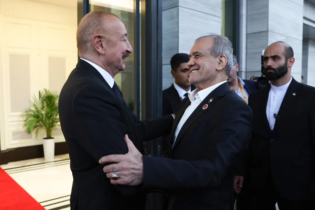 Aliyev Pezeshkiyanni tabrikladi