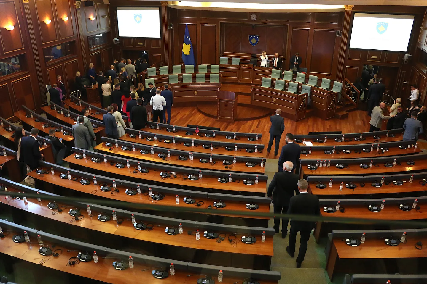 Не успеа конституирањето на Собранието на Косово, седницата продолжува во петок