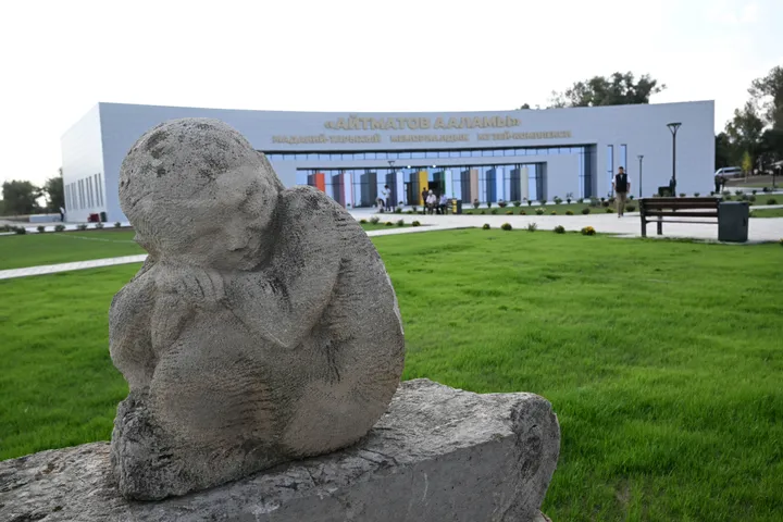 Дүйнөгө белгилүү кыргыз жазуучусу Айтматовдун айылында маданият жана эстелик комплекси ачылды