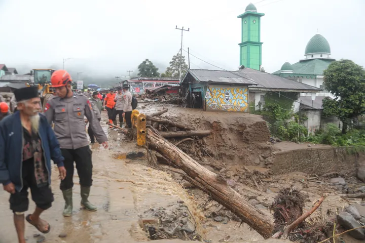 Banjir bandang terjang Solok, satu orang dilaporkan hilang