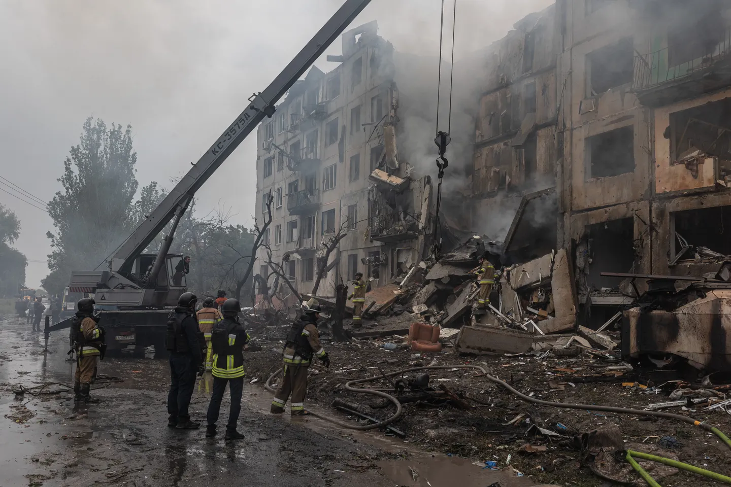 Russia, Ukraine trade accusations after overnight strikes kill eight