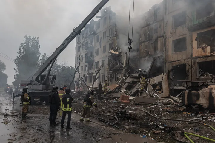 Russia, Ukraine trade accusations after overnight strikes kill eight
