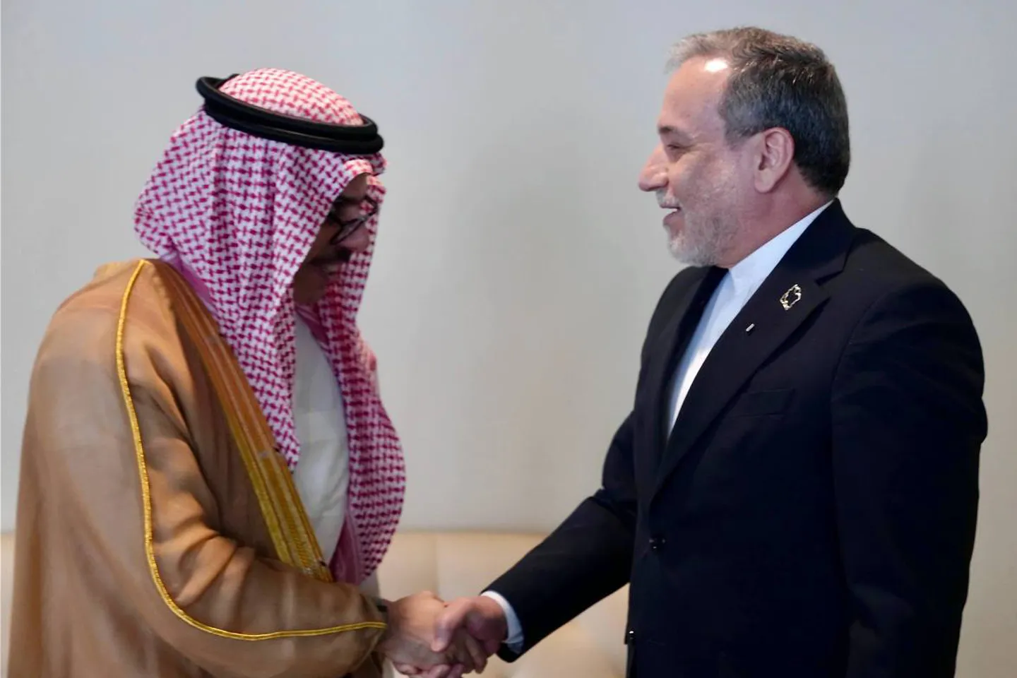 ئىران: ئەنگىلىيە ئىشغالچى ۋە تېررورچى ھاكىمىيەتنى قۇرۇشتىكى رولى ئۈچۈن جاۋابكارلىققا تارتىلىشى شەرت