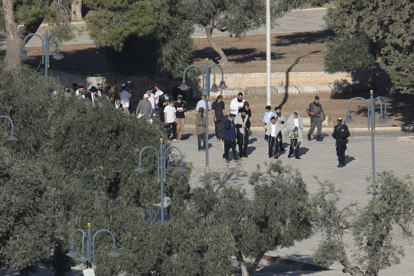 Fälästin cirlären basıp alğan 130dan artıq izraille Äl-Aqsa mäçetenä bärep kerde