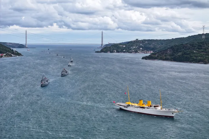 Türkiye celebra la victoria de Preveza con un desfile de su Armada en Estambul
