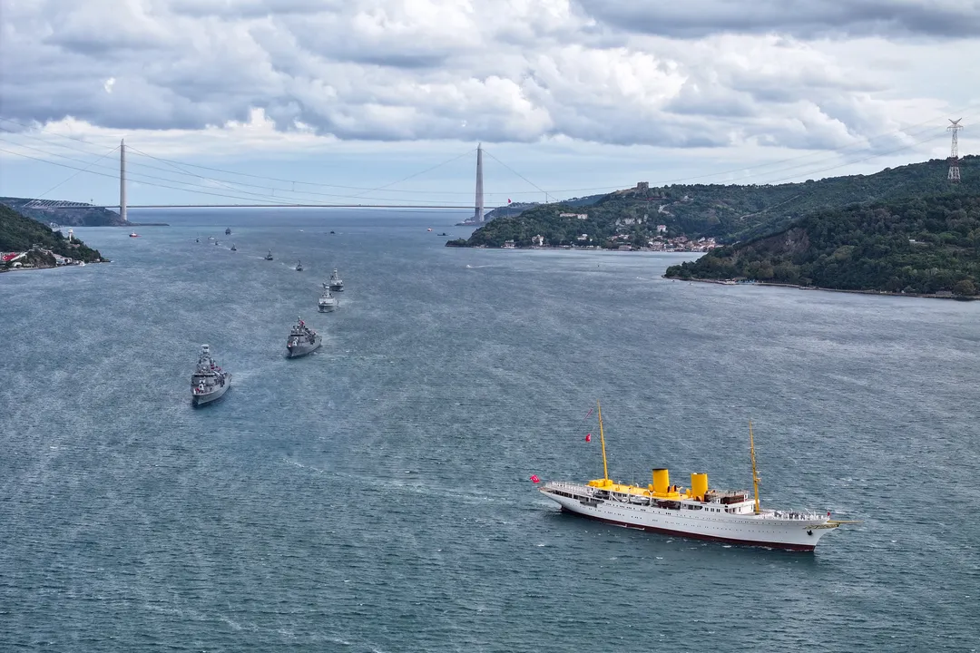 Türkiye celebra la victoria de Preveza con un desfile de su Armada en Estambul