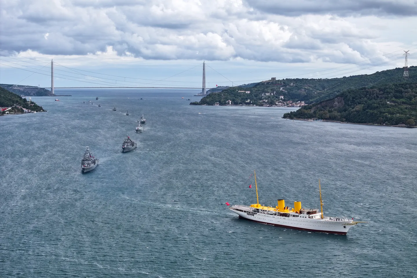 Türkiye celebra la victoria de Preveza con un desfile de su Armada en Estambul