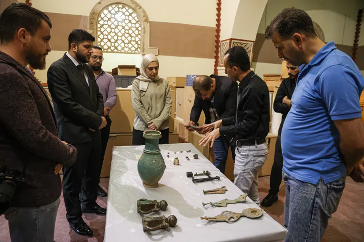 ئامېرىكا سۈرىيەگە قايتۇرۇپ بەرگەن 21 پارچە قەدىمكى ئەسەر دەمەشق مۇزېيىدا