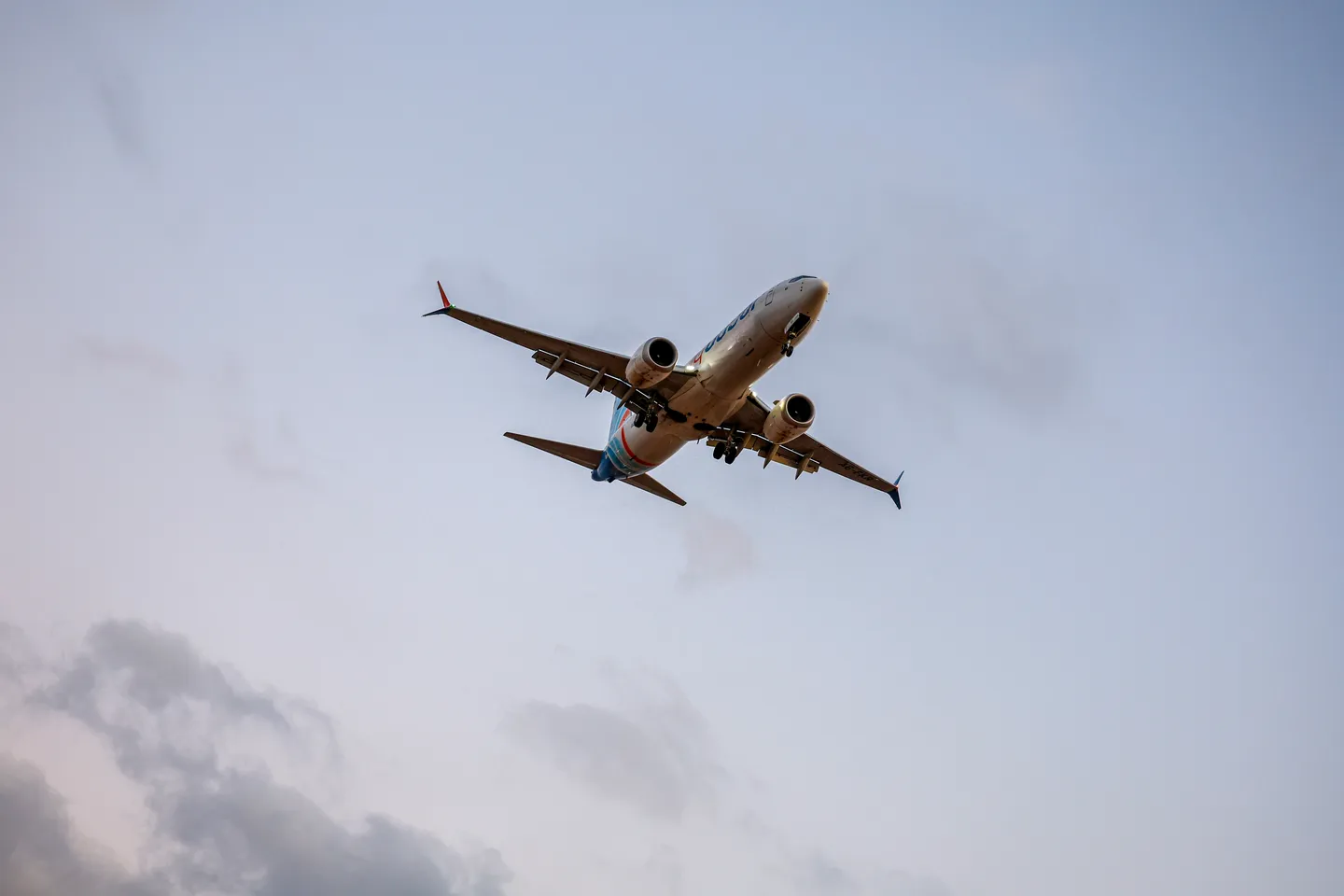 Gli Emirati Arabi Uniti hanno annullato oggi i permessi per i voli della compagnia aerea nazionale israeliana destinati a trasportare cittadini israeliani