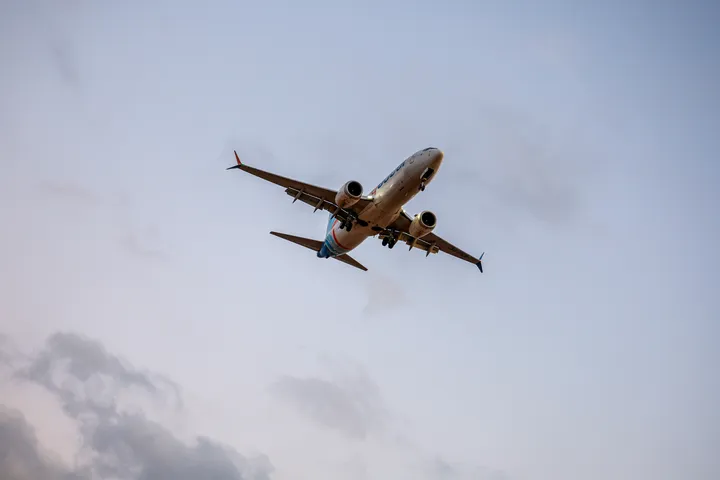 Gli Emirati Arabi Uniti hanno annullato oggi i permessi per i voli della compagnia aerea nazionale israeliana destinati a trasportare cittadini israeliani
