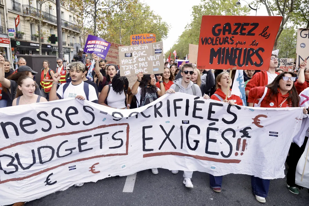 French students continue school blockades ahead of talks with officials