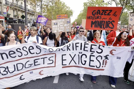 French students continue school blockades ahead of talks with officials