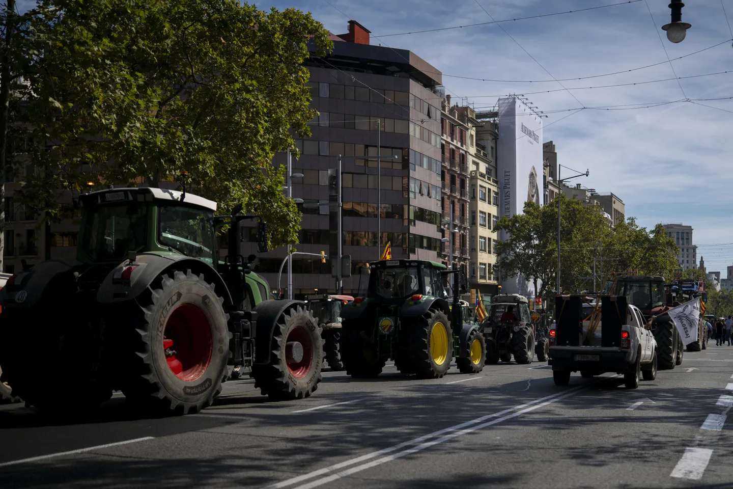 Barcelona grinds to a halt as farmers rally with 200 tractors over agricultural crisis