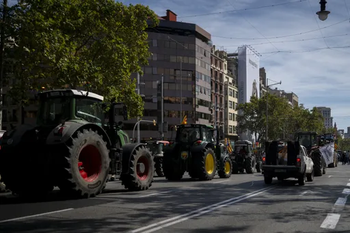 Barcelona grinds to a halt as farmers rally with 200 tractors over agricultural crisis