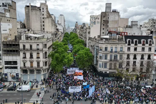 Argentina, migliaia di persone protestano contro i tagli al bilancio nell'istruzione