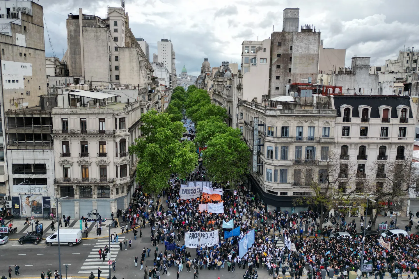 Argentina, migliaia di persone protestano contro i tagli al bilancio nell'istruzione
