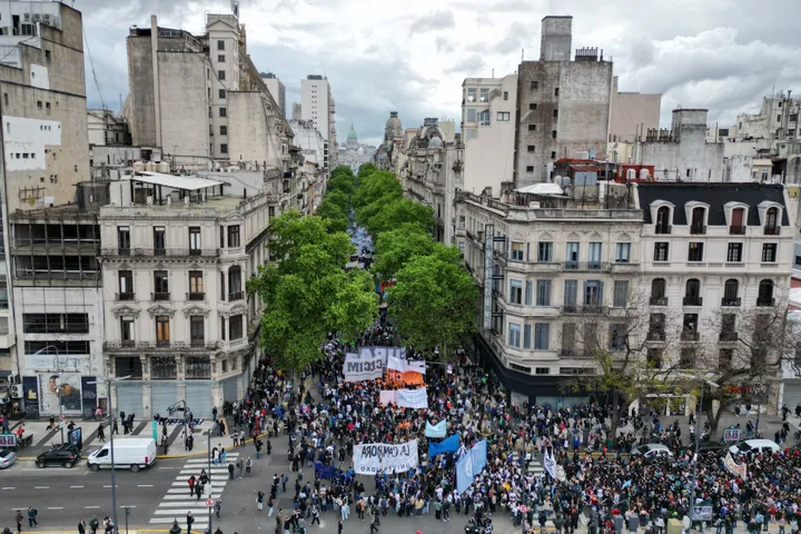 Argentina, migliaia di persone protestano contro i tagli al bilancio nell'istruzione