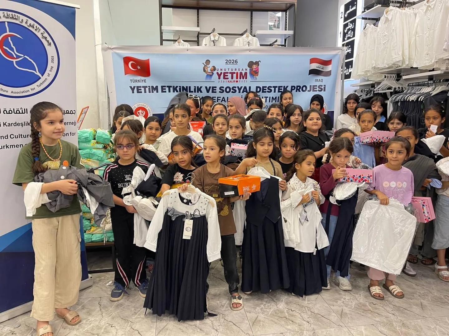 Türkiyə Dəyanət Vəqfi Kərkükdə ehtiyac sahibi yetimlərə geyim və məktəb ləvazimatı dəstəyi göstərib