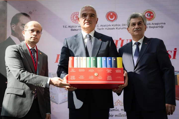 Opera politică „Nutuk” a lui Mustafa Kemal Atatürk prezentată în 8 limbi într-o ediție specială