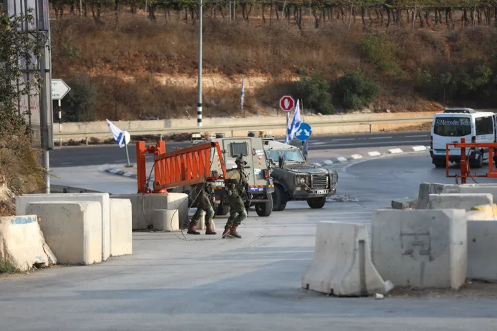 L'armée israélienne prolonge le siège d'Hébron pour un deuxième jour et arrête 19 Palestiniens