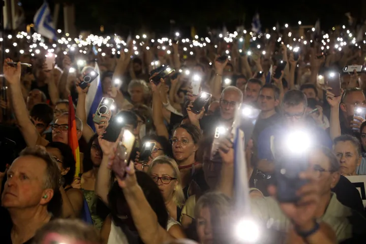 Thousands of Israelis flood Tel Aviv streets to demand end of Netanyahu era ahead of elections