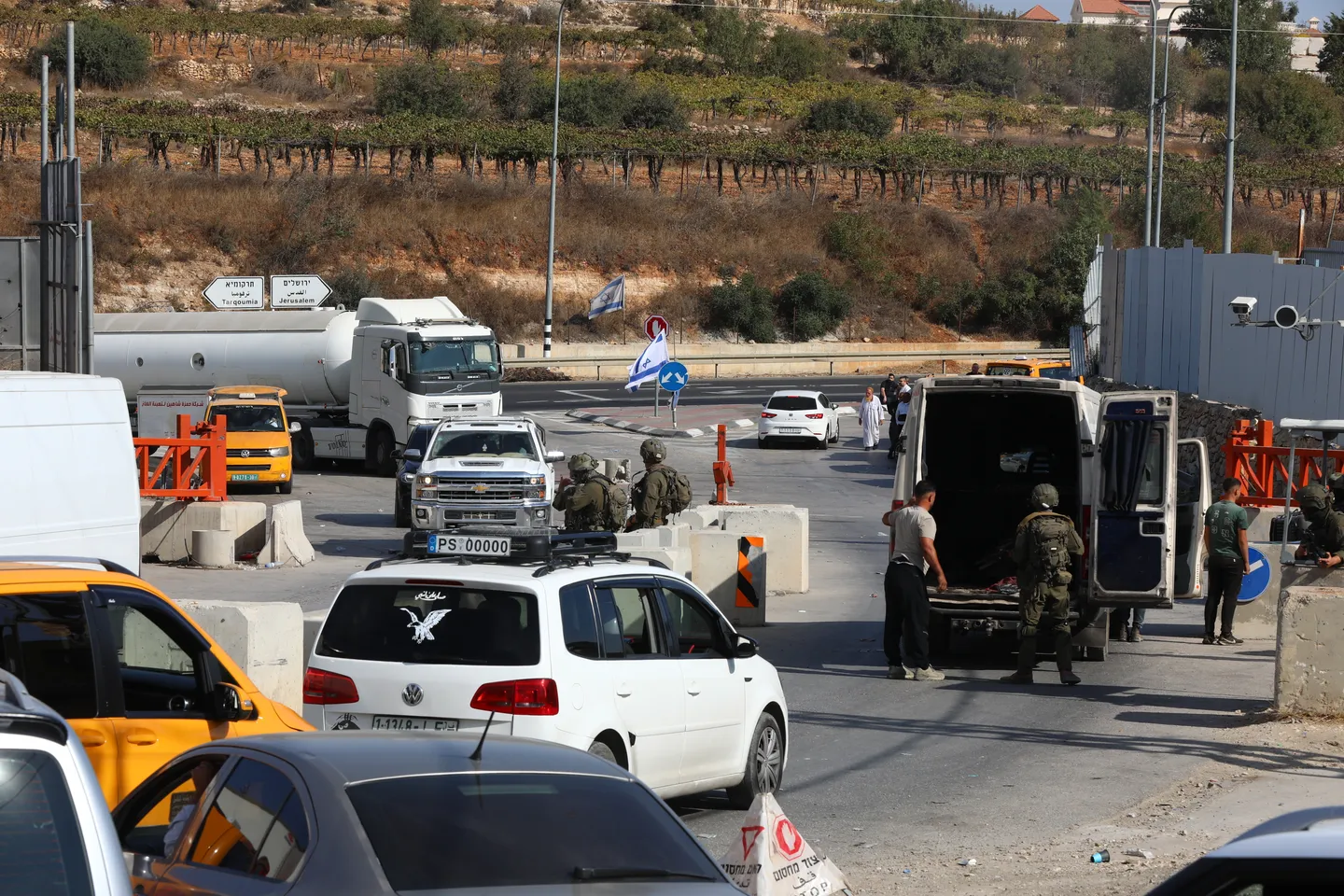 Az izraeli hadsereg hatodik napja folytatja Hebron ostromát és a támadásokat