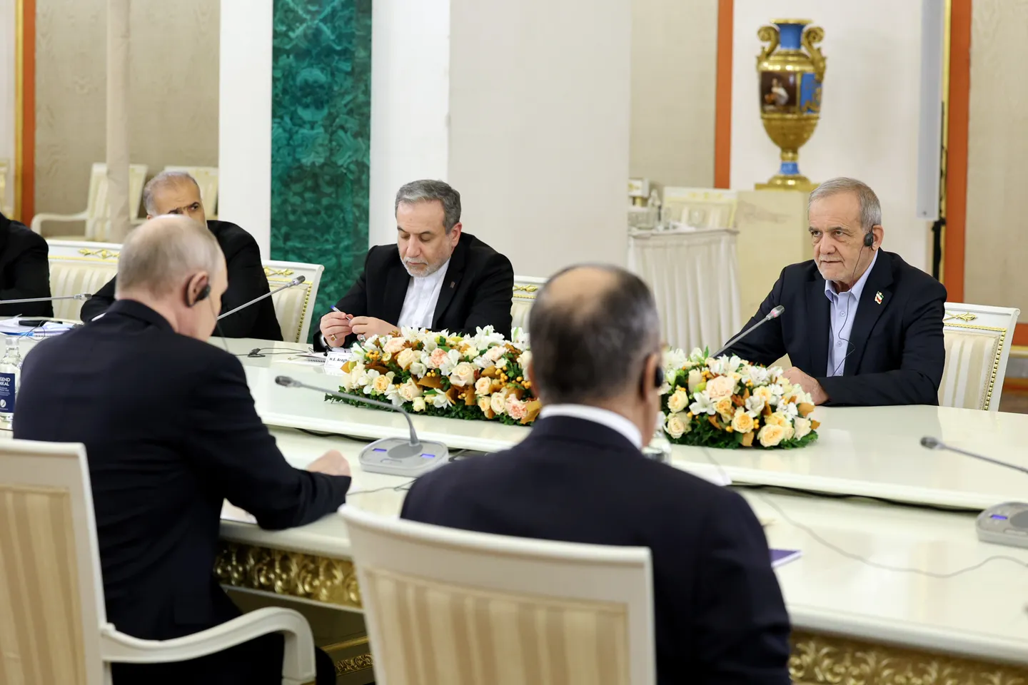 Putin bilen Pezeşkiýan Moskwada özara gatnaşyklar we sebitara meseleler hakynda pikir alyşdy