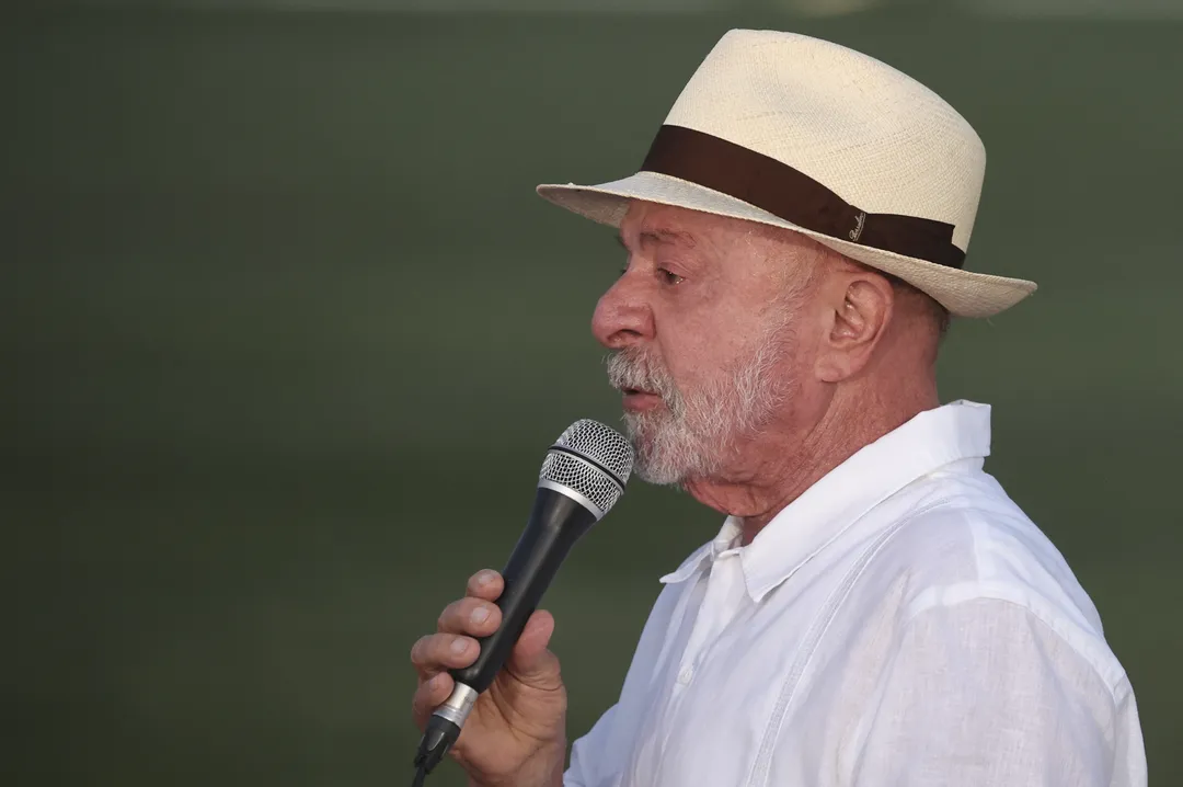 Il leader brasiliano Lula da Silva ha definito "vergognosa" la fuga di Bolsonaro dal paese.