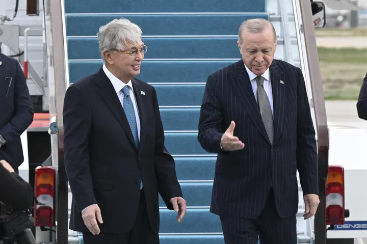 İlbaşı Ärdoğan Qazaqstan Däwlät başlığı Toqayev belän küreşte