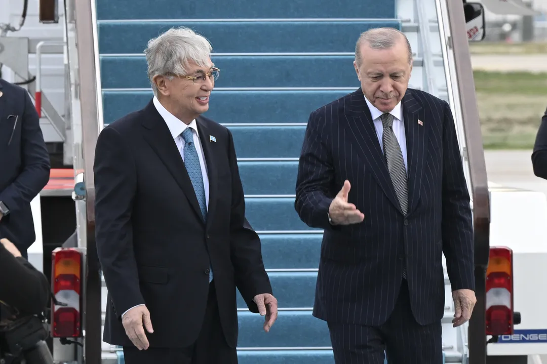 İlbaşı Ärdoğan Qazaqstan Däwlät başlığı Toqayev belän küreşte