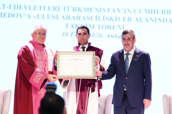 ھاجەتتەپە ئۇنىۋېرسىتېتى تۈركمەنىستان پىرېزىدېنتى بەردىمۇھەممەدوۋغا پەخرىي دوكتورلۇق ئۇنۋانى بەردى
