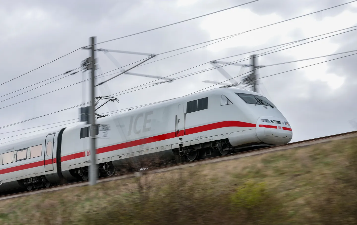 Bahn-Sicherheitsmann stürzt nach Streit aus fahrendem Zug