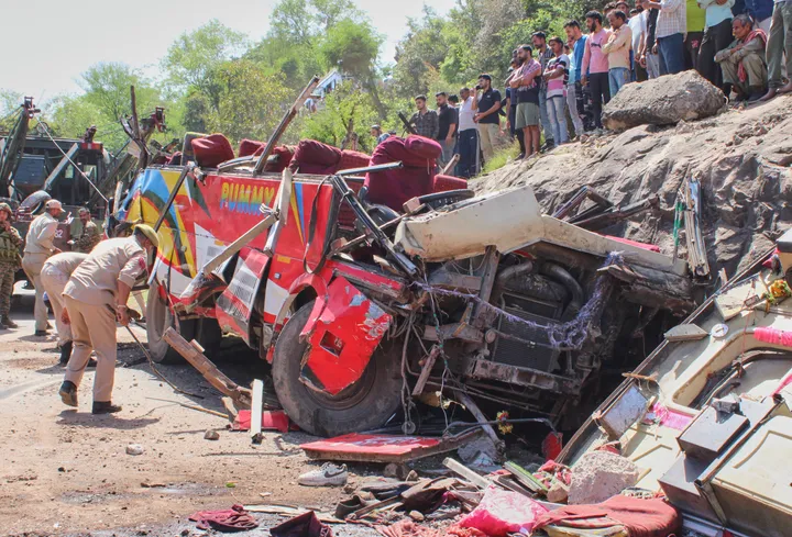 Bus crash kills seven and injures 11 in India