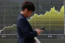 일본 니케이 지수, 기술주 매도세와 중동 갈등으로 4% 이상 폭락