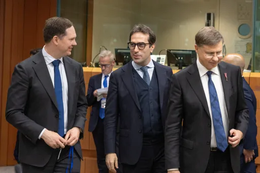 Белгискиот министер за економија предупредува на грчко сценарио без „храбри заштеди“