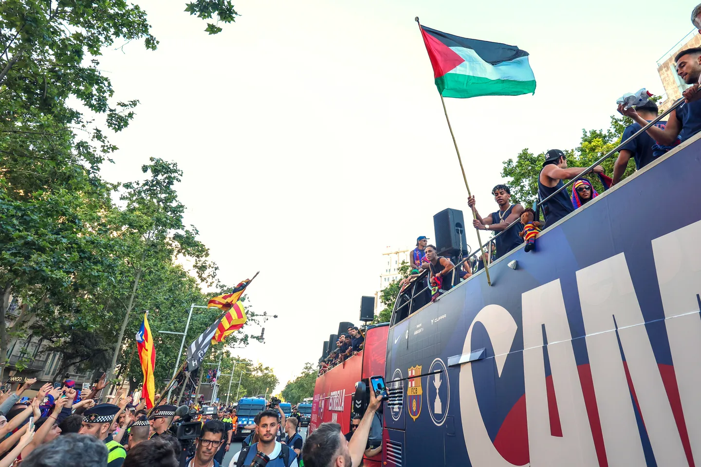 Pedro Sánchez "orgulhoso" da estrela do Barcelona, Yamal, por ter hasteado a bandeira da Palestina