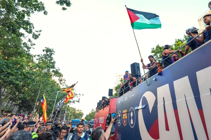 Pedro Sánchez "orgulhoso" da estrela do Barcelona, Yamal, por ter hasteado a bandeira da Palestina