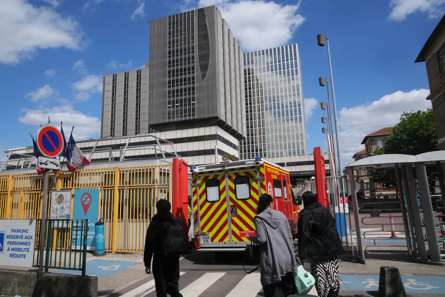 France: 1000 climatiseurs seront livrés aux hôpitaux en région parisienne d'ici la fin de la semaine