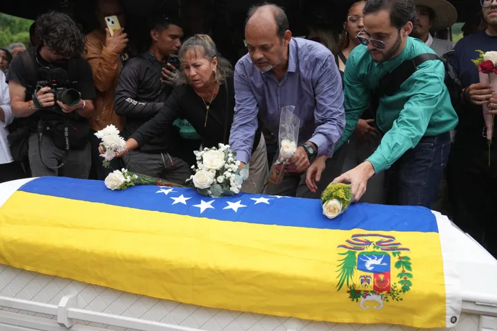 Identificar a los fallecidos, la nueva carrera contrarreloj en Venezuela
