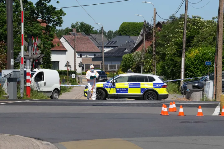 Quatre morts dans une collision entre un train et un bus scolaire en Belgique