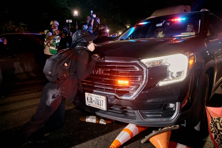 Proteste vor US-Abschiebezentrum: Ausgangssperre verhängt