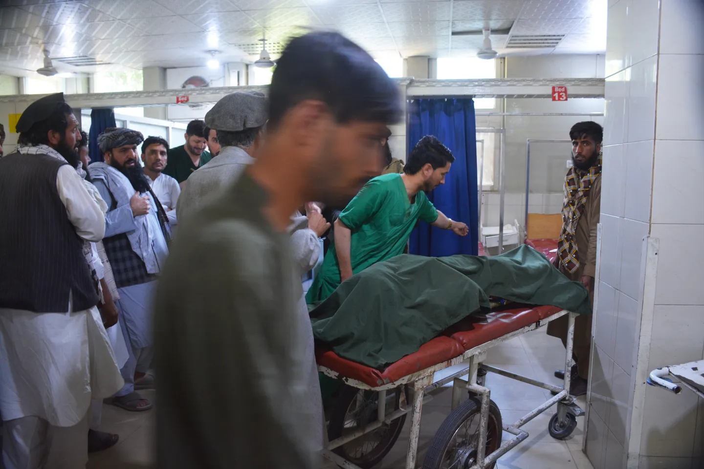 په لغمان کې د ترافیکي پېښې له امله ۱۸ افغان راستنېدونکي مړه او ۳۰ نور ټپیان شول
