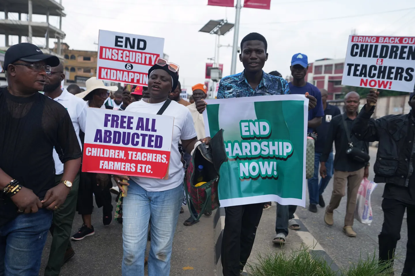Labour don give Nigerian goment Tuesday to resolve wage, fuel prices