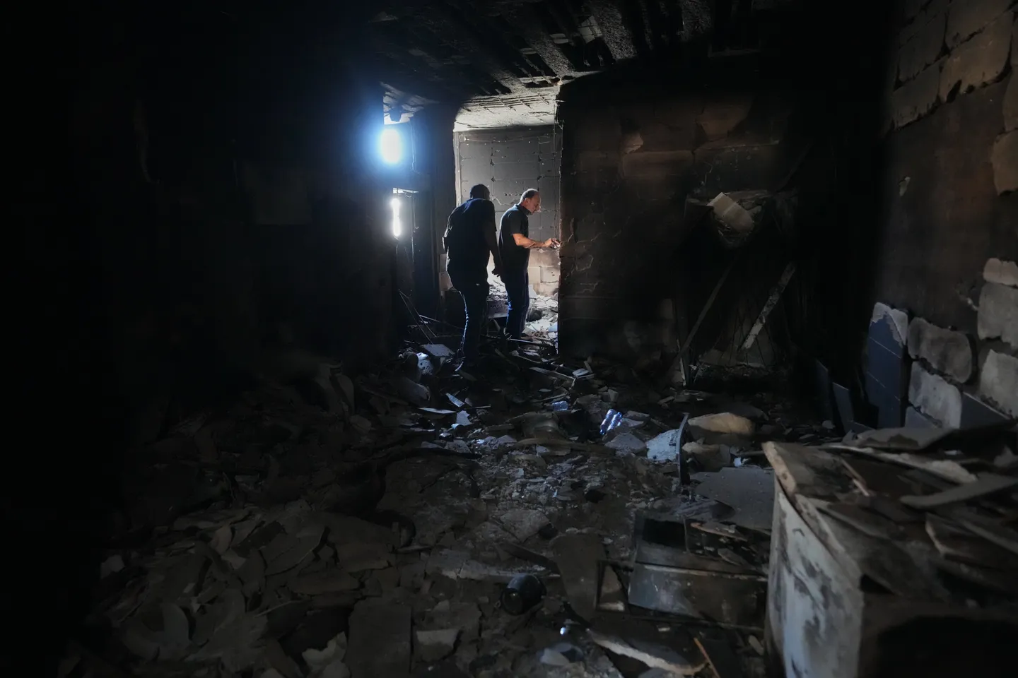 Најмалку 16 убиени во Либан од полноќни израелски напади и покрај прекинот на огнот