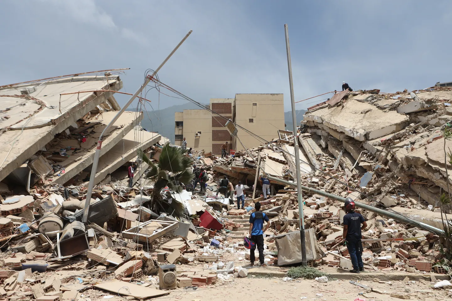 Fidan y Gil abordan la ayuda a Venezuela tras los terremotos gemelos que dejaron más de 235 muertos