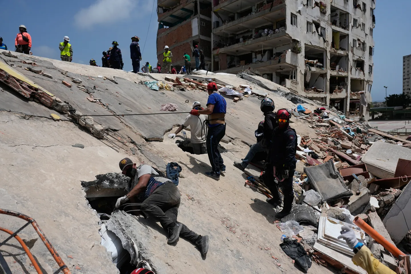 Venezuela: la cifra de muertos por terremotos gemelos supera los 900 mientras continúan los rescates